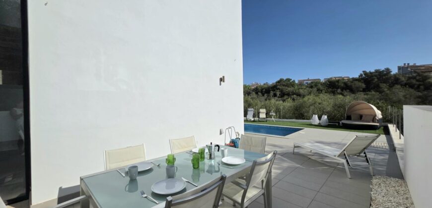 MODERNA CASA ADOSADA EN PORTOCOLOM 719.800 €