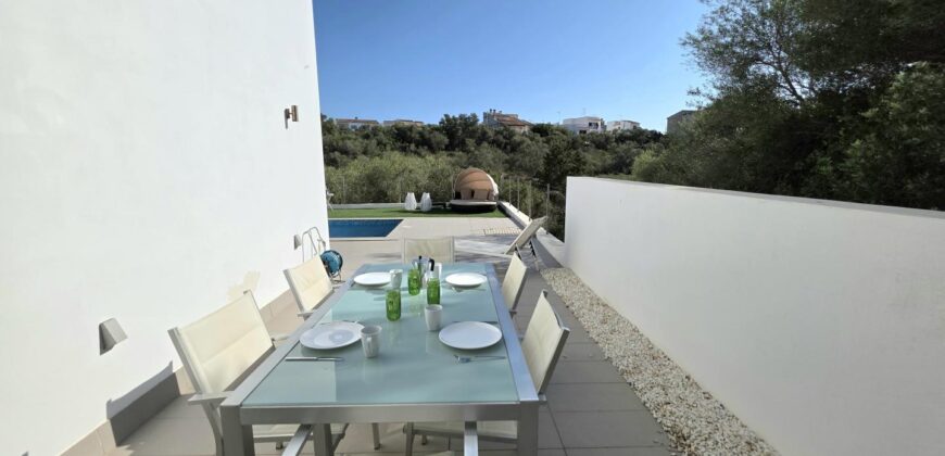 MODERNA CASA ADOSADA EN PORTOCOLOM 719.800 €