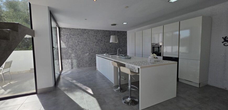 MODERNA CASA ADOSADA EN PORTOCOLOM 719.800 €