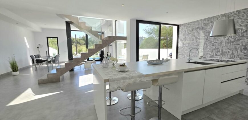 MODERNA CASA ADOSADA EN PORTOCOLOM 719.800 €