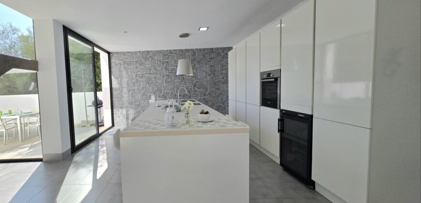 MODERNA CASA ADOSADA EN PORTOCOLOM 719.800 €