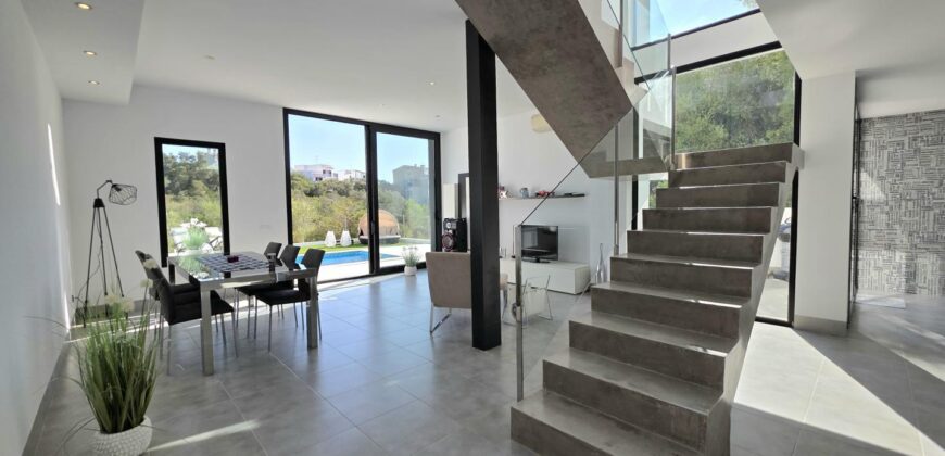 MODERNA CASA ADOSADA EN PORTOCOLOM 719.800 €
