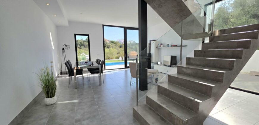 MODERNA CASA ADOSADA EN PORTOCOLOM 719.800 €