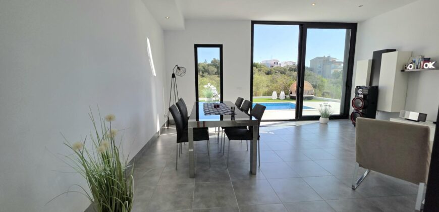 MODERNA CASA ADOSADA EN PORTOCOLOM 719.800 €