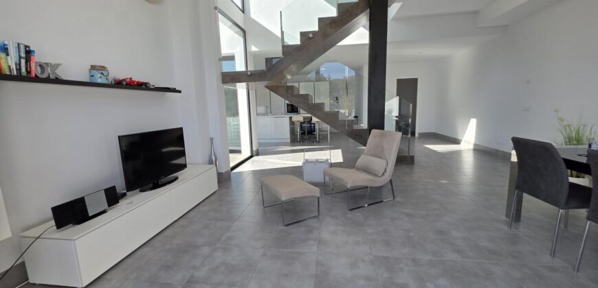 MODERNA CASA ADOSADA EN PORTOCOLOM 719.800 €