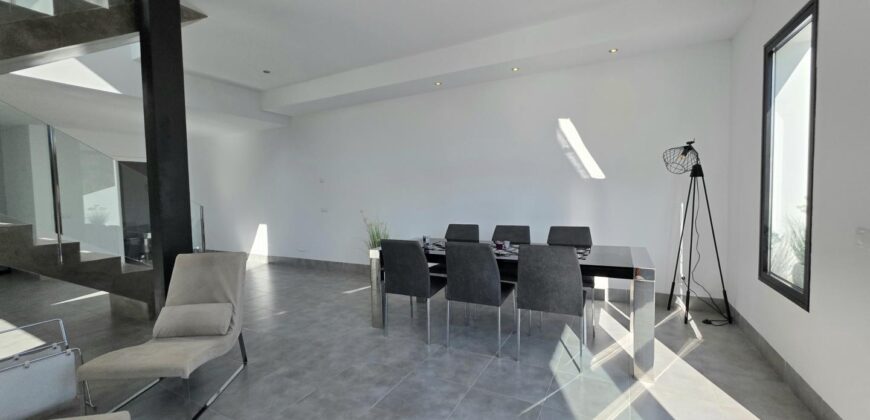 MODERNA CASA ADOSADA EN PORTOCOLOM 719.800 €