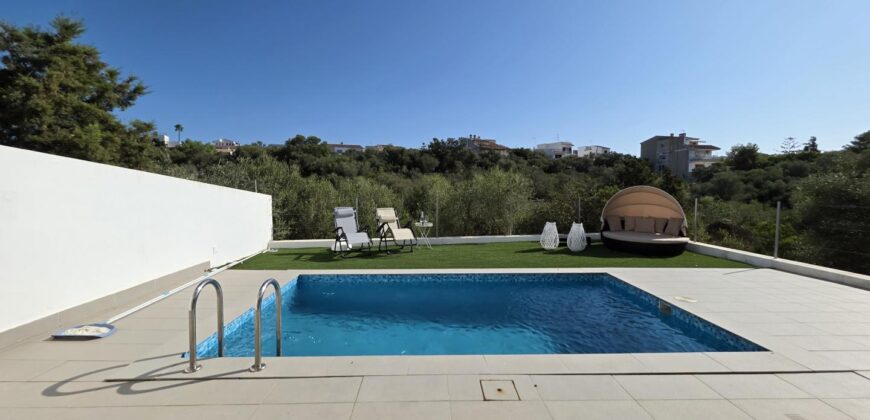 MODERNA CASA ADOSADA EN PORTOCOLOM 719.800 €