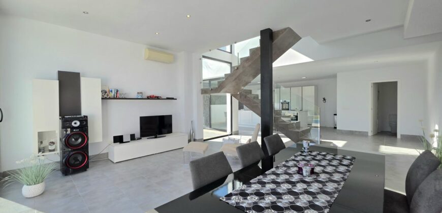 MODERNA CASA ADOSADA EN PORTOCOLOM 719.800 €