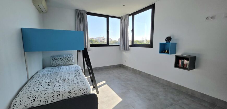 MODERNA CASA ADOSADA EN PORTOCOLOM 719.800 €