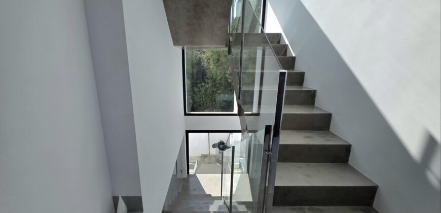 MODERNA CASA ADOSADA EN PORTOCOLOM 719.800 €