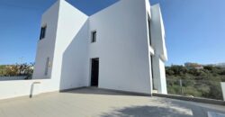 MODERNA CASA ADOSADA EN PORTOCOLOM 719.800 €