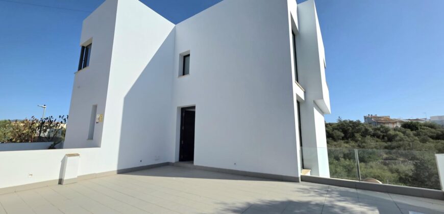 MODERNA CASA ADOSADA EN PORTOCOLOM 719.800 €