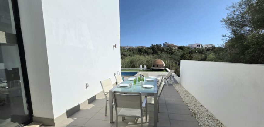 MODERNA CASA ADOSADA EN PORTOCOLOM 719.800 €