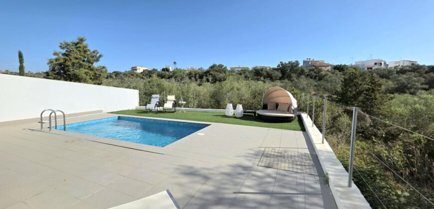 MODERNA CASA ADOSADA EN PORTOCOLOM 719.800 €