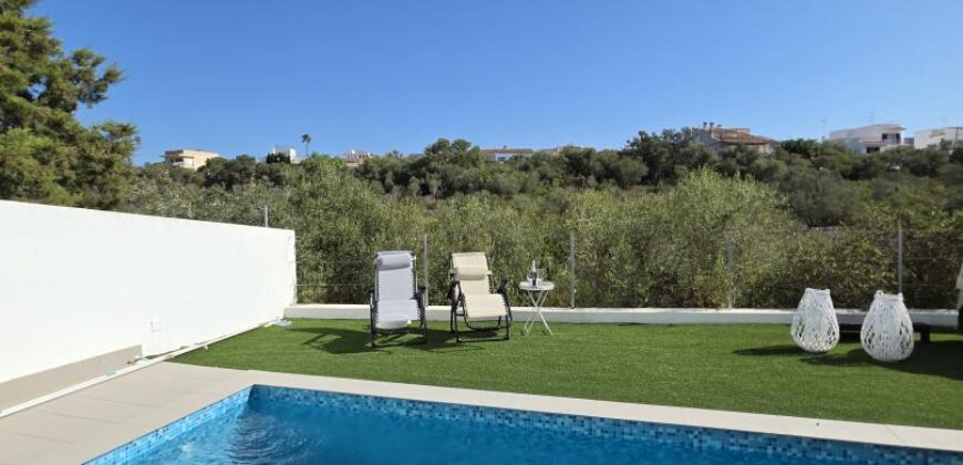 MODERNA CASA ADOSADA EN PORTOCOLOM 719.800 €