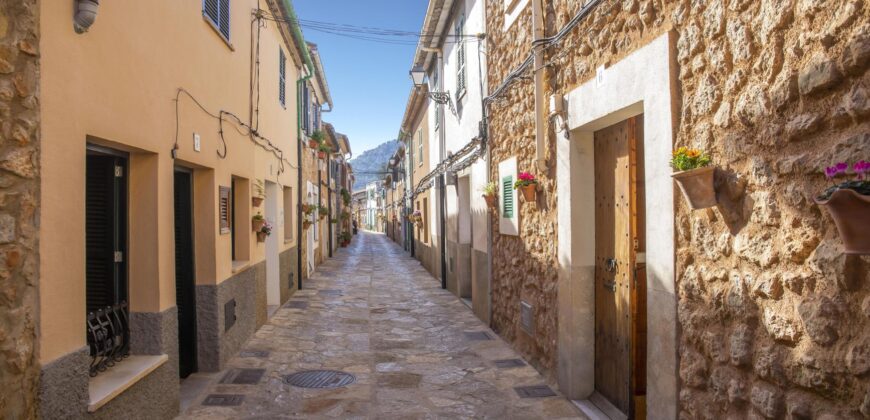 NUEVAS CASAS ADOSADAS EN ESPORLES, EN LA SERRA DE TRAMUNTANA, CONSTRUIDAS POR TAYLOR WIMPEY A PARTIR DE 795 000 €.