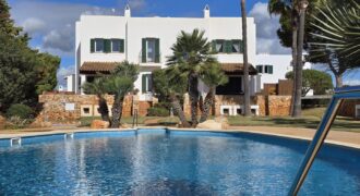 MARAVILLOSA CASA ADOSADA EN VENTA, CALA D´OR