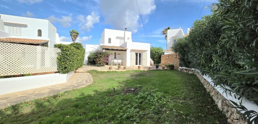 STUNNING IBICENCAN VILLA 2ND LINE TO THE SEA 699.500€