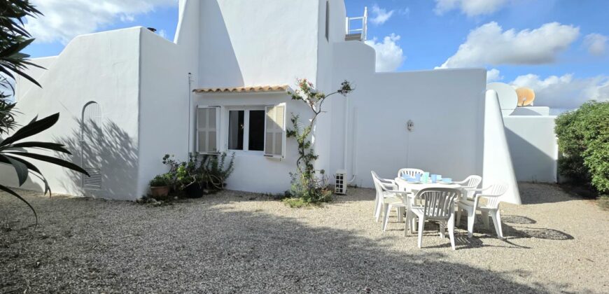 ENCANTADORA VILLA CON ESTILO IBICENCO EN SEGUNDA LÍNEA DE MAR 649.500 €