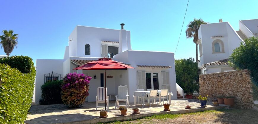 STUNNING IBICENCAN VILLA 2ND LINE TO THE SEA 699.500€