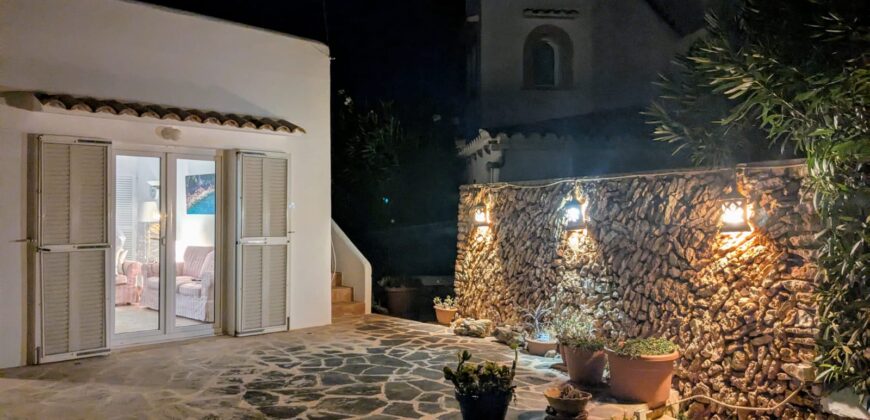 STUNNING IBICENCAN VILLA 2ND LINE TO THE SEA 699.500€