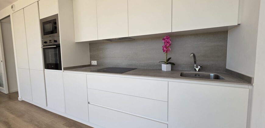 PENTHOUSE APARTMENT WITH DISTANCED SEA VIEWS 399.900€
