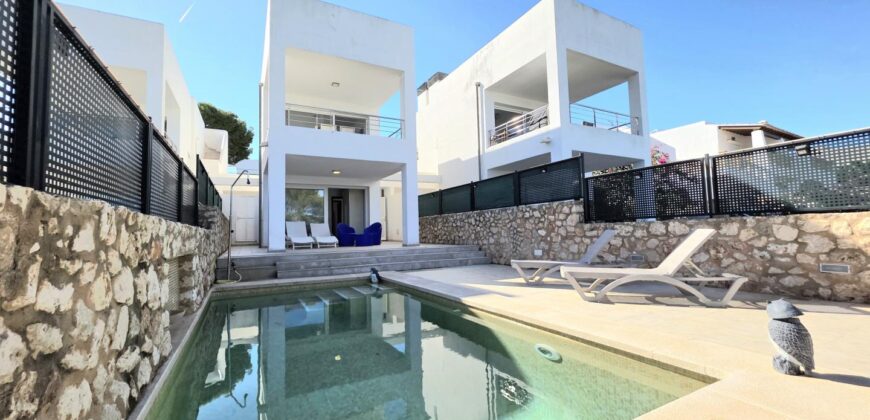 TERRACED VILLA WITH TOURIST RENTAL LICENSE AND MARINA VIEWS