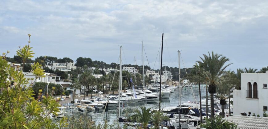 LUXURY APARTMENT IN PRIME LOCATION OVERLOOKING THE MARINA 649.500€