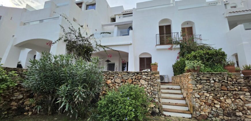 LUXURY APARTMENT IN PRIME LOCATION OVERLOOKING THE MARINA 649.500€