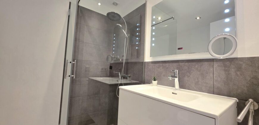 LUXURY APARTMENT IN PRIME LOCATION OVERLOOKING THE MARINA 649.500€