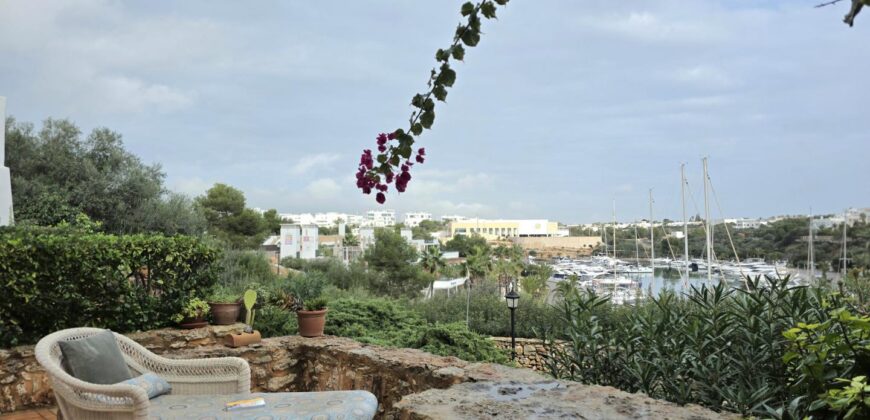 LUXURY APARTMENT IN PRIME LOCATION OVERLOOKING THE MARINA 649.500€