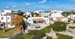 VILLA EN PRIMERA LÍNEA CON VISTAS PANORÁMICAS AL MAR EN ES FORTI