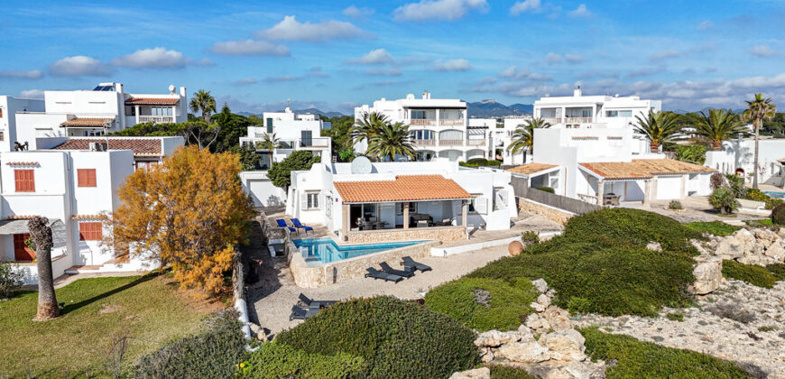 VILLA EN PRIMERA LÍNEA CON VISTAS PANORÁMICAS AL MAR EN ES FORTI