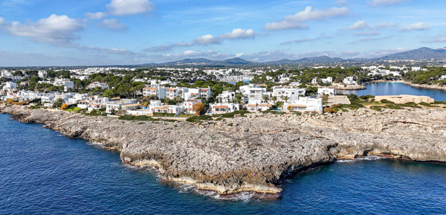 VILLA EN PRIMERA LÍNEA CON VISTAS PANORÁMICAS AL MAR EN ES FORTI