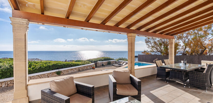 VILLA EN PRIMERA LÍNEA CON VISTAS PANORÁMICAS AL MAR EN ES FORTI