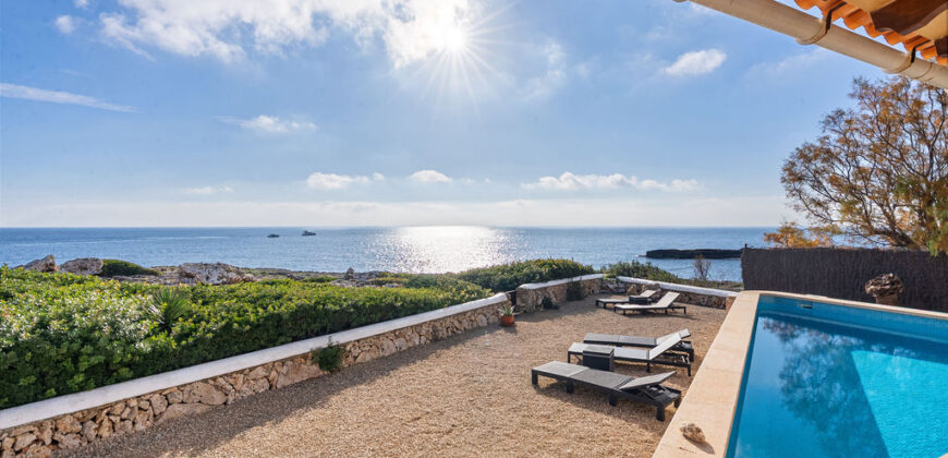 VILLA EN PRIMERA LÍNEA CON VISTAS PANORÁMICAS AL MAR EN ES FORTI