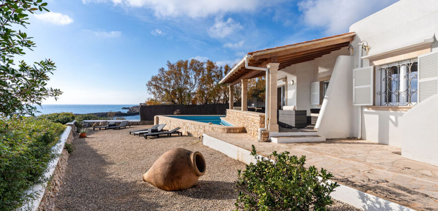 VILLA EN PRIMERA LÍNEA CON VISTAS PANORÁMICAS AL MAR EN ES FORTI