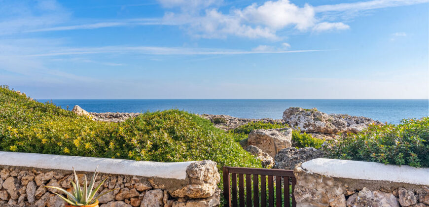 VILLA EN PRIMERA LÍNEA CON VISTAS PANORÁMICAS AL MAR EN ES FORTI