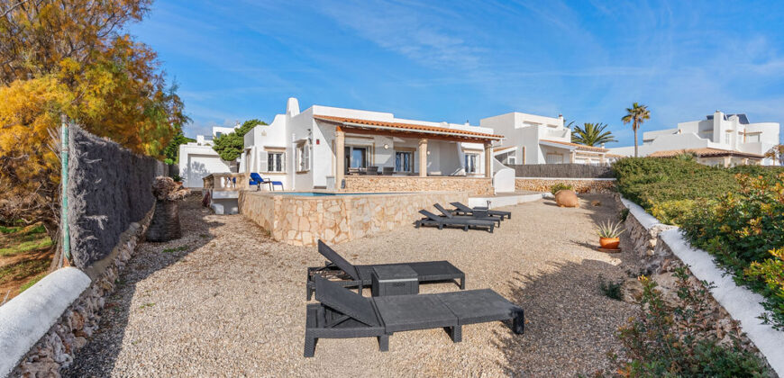 VILLA EN PRIMERA LÍNEA CON VISTAS PANORÁMICAS AL MAR EN ES FORTI