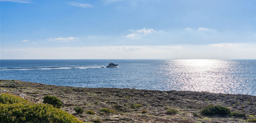 VILLA EN PRIMERA LÍNEA CON VISTAS PANORÁMICAS AL MAR EN ES FORTI