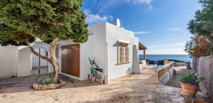 VILLA EN PRIMERA LÍNEA CON VISTAS PANORÁMICAS AL MAR EN ES FORTI