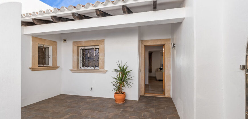 VILLA EN PRIMERA LÍNEA CON VISTAS PANORÁMICAS AL MAR EN ES FORTI