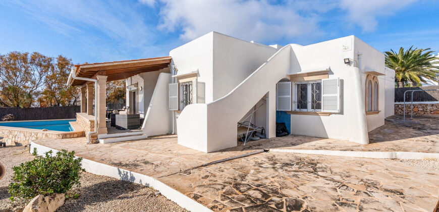 VILLA EN PRIMERA LÍNEA CON VISTAS PANORÁMICAS AL MAR EN ES FORTI