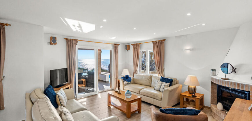 VILLA EN PRIMERA LÍNEA CON VISTAS PANORÁMICAS AL MAR EN ES FORTI