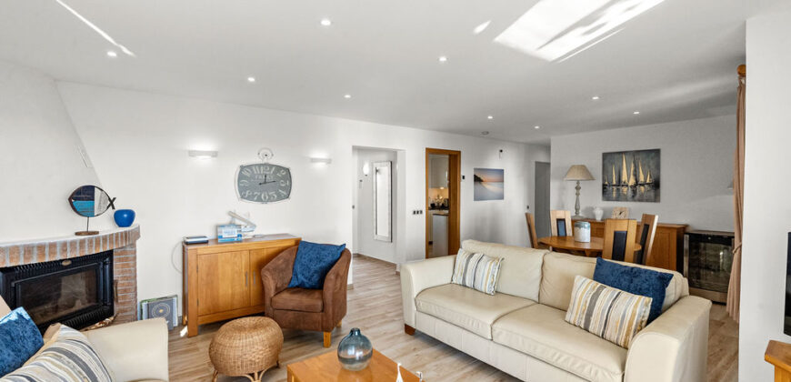 VILLA EN PRIMERA LÍNEA CON VISTAS PANORÁMICAS AL MAR EN ES FORTI