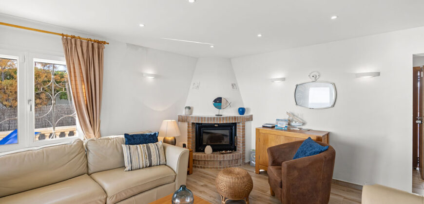 VILLA EN PRIMERA LÍNEA CON VISTAS PANORÁMICAS AL MAR EN ES FORTI