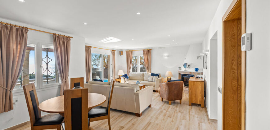 VILLA EN PRIMERA LÍNEA CON VISTAS PANORÁMICAS AL MAR EN ES FORTI