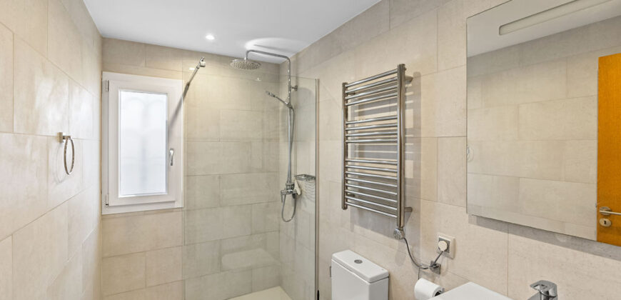 VILLA EN PRIMERA LÍNEA CON VISTAS PANORÁMICAS AL MAR EN ES FORTI