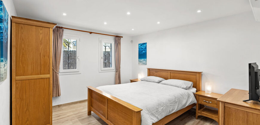 VILLA EN PRIMERA LÍNEA CON VISTAS PANORÁMICAS AL MAR EN ES FORTI