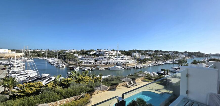 LUXURY PENTHOUSE IN PRIME LOCATION OVERLOOKING THE MARINA 517.500€